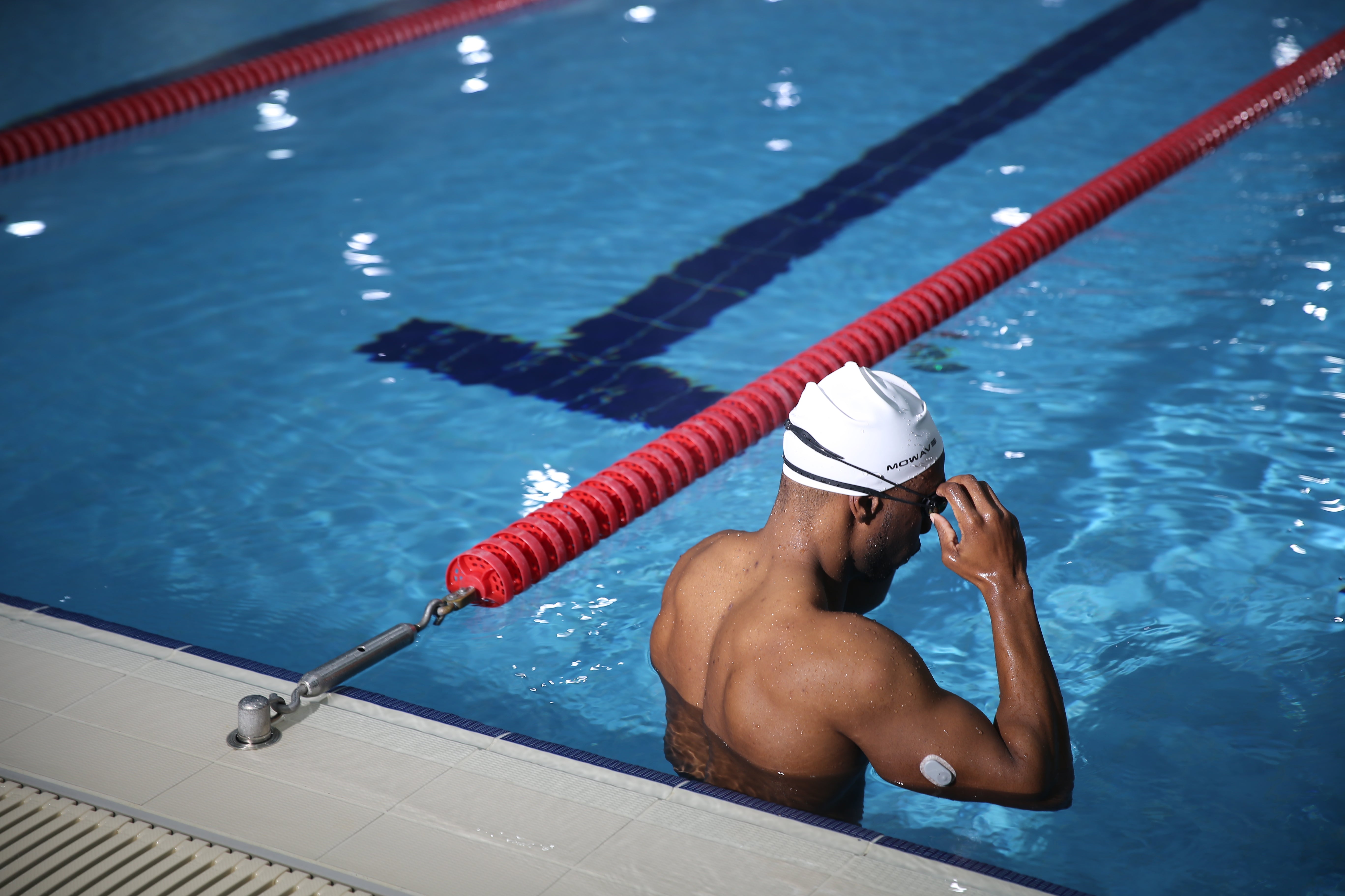 Zwemmer met CareSens Air glucose sensor